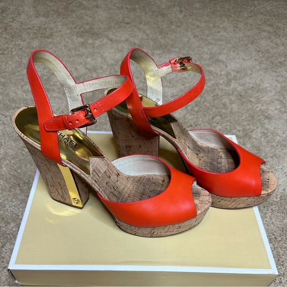MICHAEL KORS PLATFORM ANKLE STRAP WITH GOLD ACCENTS // Size 9.5 / leather - Picture 6 of 7
